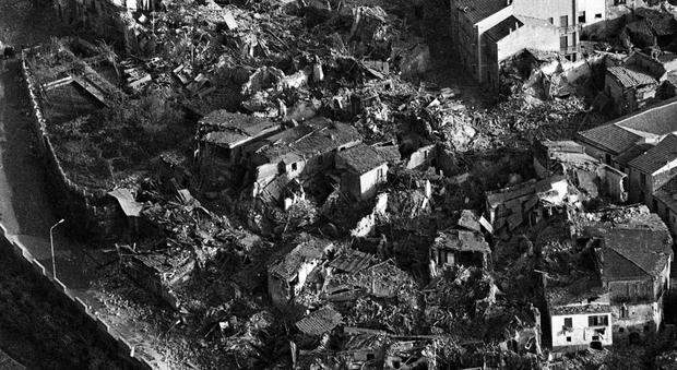 Terremoto '80, demoliti immobili ​pericolanti ad Acerra - Il Mattino