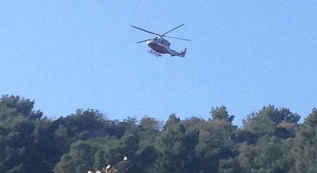 Napoli, elicottero dei vigili del fuoco in azione a Capri sul monte San ... - Il Mattino